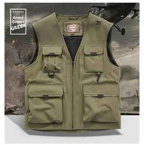 Détail du gilet tactique vert armée multi-poches avec anneaux en D pour la pêche