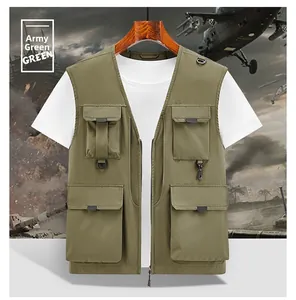 Détail du gilet de pêche vert armée à plusieurs poches avec anneaux en D et nylon