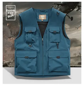 Vue détaillée du gilet de pêche bleu denim avec poches multiples et anneaux en D utiles