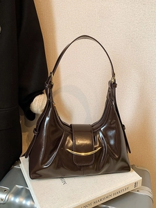 Sac bandoulière demi-lune en cuir ciré marron foncé avec boucle dorée et bandoulière