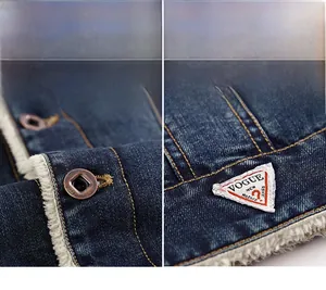 Détail du denim bleu foncé avec doublure en polaire blanche chaude et boutons en métal bronzé