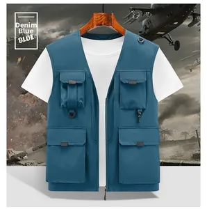 Détail du gilet de pêche bleu denim à poches multiples avec anneaux en D et zips robustes