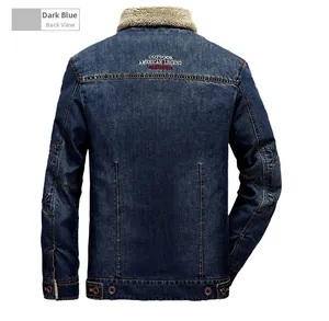 Vue détaillée de la doublure en polaire épaisse et de la broderie sur la veste en jean bleue