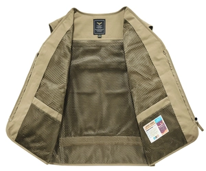 Détail de la veste de pêche kaki montrant la doublure en maille et les étiquettes internes