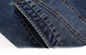 Vue détaillée de la poche d'une veste en jean avec double couture jaune classique renforcée