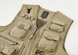 Détail du gilet de pêche kaki à séchage rapide avec panneaux en maille et poches multiples