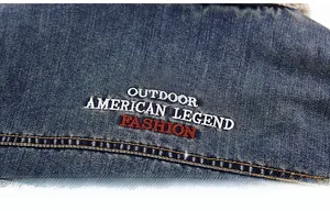 Gros plan du dos d'une veste en jean avec broderie détaillée de style outdoor