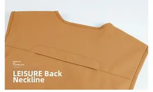 Détail de l'encolure arrière du gilet de pêche camel avec coutures de haute qualité