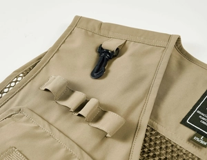 Détail de la veste d'extérieur kaki montrant le nylon, l'anneau en D et les étiquettes
