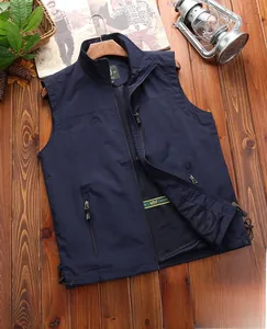 Détail du gilet de pêche bleu marine avec doublure en mesh et poches zippées