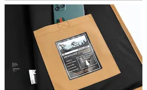 Détail de la veste de pêche montrant la poche intérieure avec étiquette rétro outdoor