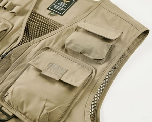 Détail du gilet tactique kaki avec tissu en maille, multipoches et boucle en anneau en D