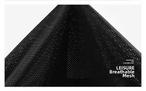 Gros plan du tissu en maille respirante noire avec ventilation pour gilet de pêche