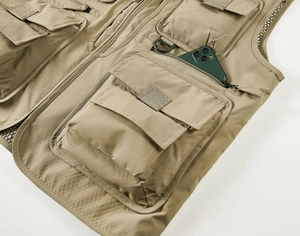 Détails de la veste de pêche kaki montrant la doublure en maille et les poches tactiques