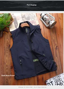 Détail du gilet extérieur bleu foncé avec col montant, poches zippées et doublure filet