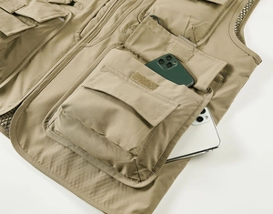 Détail de la capacité multi-poches du gilet extérieur kaki avec rangement pour portable