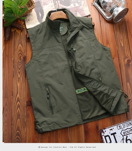 Détail de gilet de plein air vert armée montrant la doublure en maille et le col montant zippé
