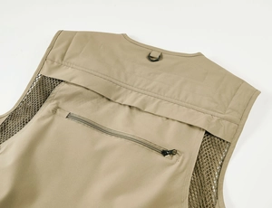 Détail du dos en maille respirante et de l'anneau en D sur le gilet de pêche kaki