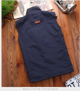 Détail du dos de la veste bleu foncé avec un écusson en cuir marron embossé