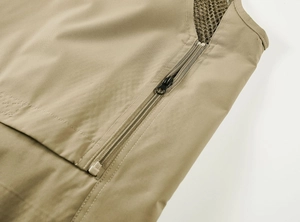 Détail du gilet extérieur kaki avec poche zippée et doublure en maille aérée