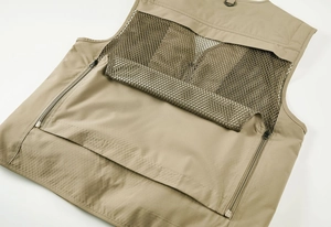 Détail du gilet outdoor kaki montrant le dos en maille respirante avec poche zippée