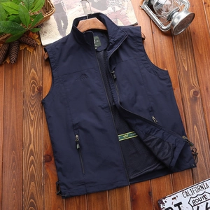 Gilet de plein air bleu marine avec col montant, multiples poches et doublure filet