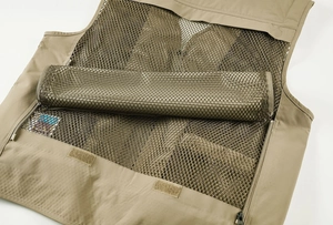 Détail du gilet de pêche kaki montrant la doublure en maille et les poches zippées