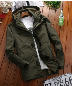 Detailansicht des armygrünen Windbreakers mit Kapuze, Kordelzug und praktischen Taschen