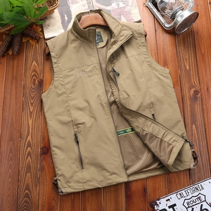 Gilet de plein air kaki pour hommes avec multi-poches et doublure en maille respirante