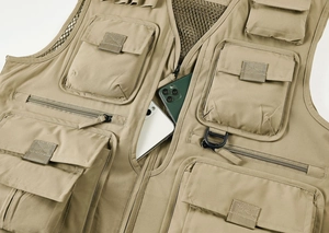 Détail du gilet de pêche kaki montrant la grande capacité des poches avec smartphones