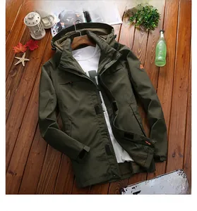 Detail der armee-grünen Outdoorjacke mit atmungsaktivem Netzfutter und Innenreißverschluss
