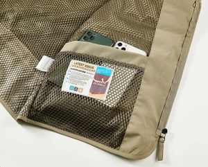 Détail du gilet extérieur en maille avec poche intérieure zippée étanche et rangement