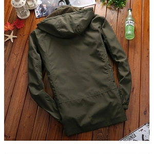 Rückansicht olivgrüner Kapuzen-Windbreaker mit Waben-Netzfutter und elastischen Bündchen