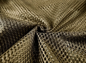 Gros plan détaillé du tissu en maille hexagonale respirante vert olive pour gilet de pêche