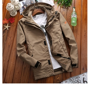Detail der khakifarbenen Outdoor-Jacke mit atmungsaktivem Netzfutter und Klettbündchen