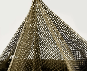 Gros plan sur le tissu en maille vert militaire respirant pour gilets tactiques de pêche