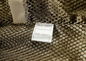 Gros plan sur le tissu en maille respirant et l'étiquette en polyester du gilet