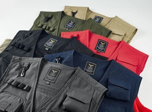 Gilets tactiques multicolores avec empiècements en maille et détails de poches pratiques