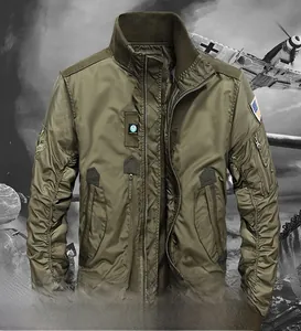 Dettaglio del bomber verde militare con tasche utility e toppa con bandiera militare