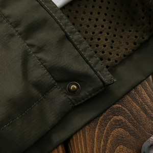 Herren Windbreaker in Armeegrün mit atmungsaktivem Netzfutter und robusten Metalldruckknöpfen