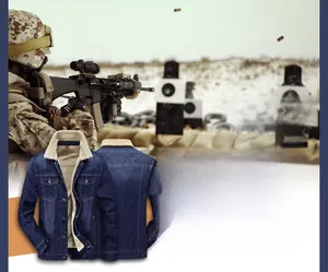 Dettaglio della giacca di jeans invernale da uomo con calda fodera sherpa e tasche a bottone