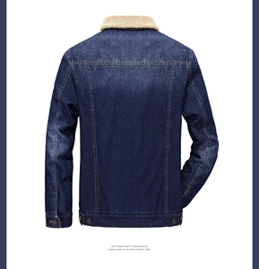 Vista posteriore della giacca di jeans da uomo con caldo colletto in pile e trama lavata
