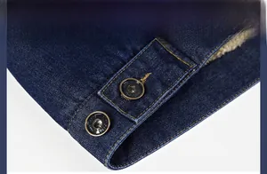 Dettaglio della lavorazione dell'orlo e della fodera in pile della giacca di jeans