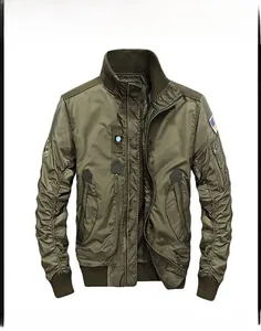 Dettaglio del bomber verde militare con tasca sulla manica e toppa bandiera americana