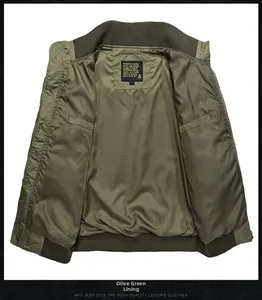 Dettaglio del bomber verde militare che mostra fodera interna e collo a coste