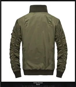 Vista posteriore del bomber verde militare con polsini a costine e maniche arricciate