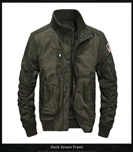 Dettaglio della giacca bomber militare con patch bandiera USA e colletto a coste