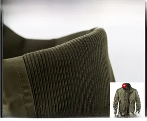 Dettaglio del colletto in maglia a coste e cerniera in metallo su questa giacca militare