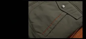 Dettaglio della giacca outdoor verde militare con tasca a patta e tasca laterale