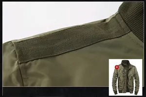 Dettaglio delle cuciture sulle spalle e del colletto a coste della giacca bomber verde